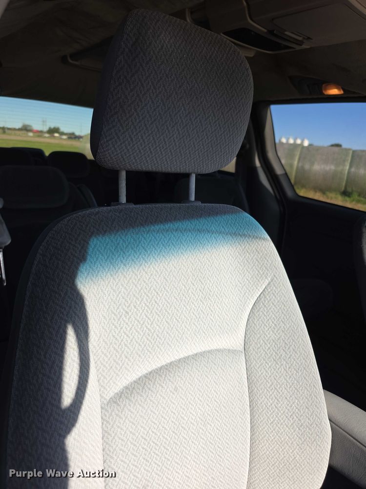 image for item FI0580 2005 Dodge  Grand Caravan  van