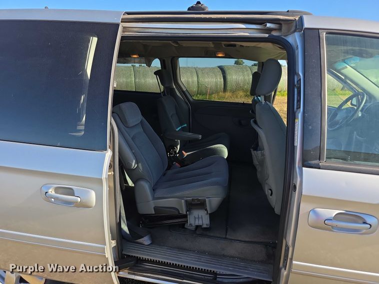 image for item FI0580 2005 Dodge  Grand Caravan  van