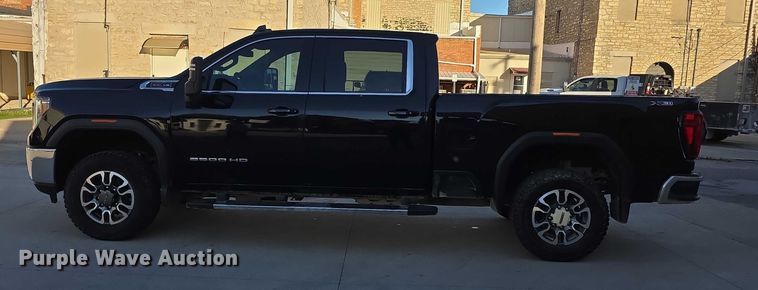 image for item FI0584 2022 GMC Sierra 2500HD SLE Crew Cab pickup truck