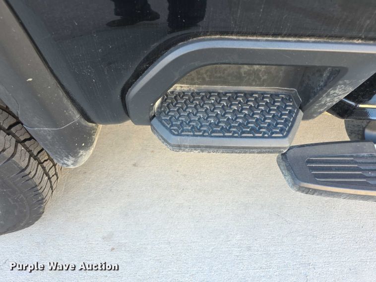 image for item FI0584 2022 GMC Sierra 2500HD SLE Crew Cab pickup truck