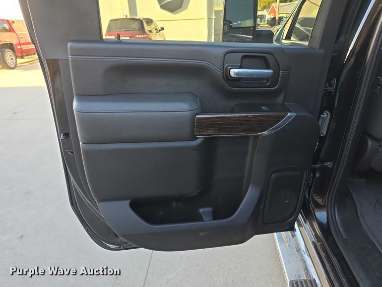 image for item FI0584 2022 GMC Sierra 2500HD SLE Crew Cab pickup truck