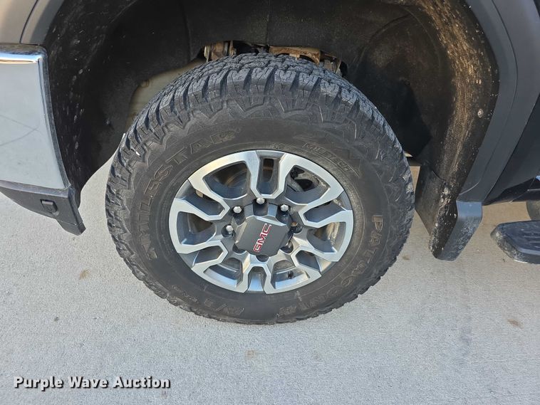 image for item FI0584 2022 GMC Sierra 2500HD SLE Crew Cab pickup truck