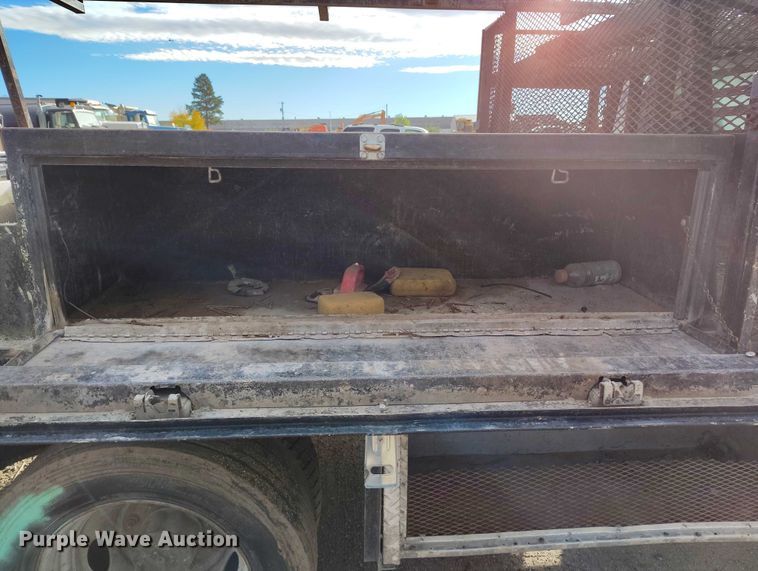 image for item IP9719 2000 Ford F450 Super Duty flatbed truck