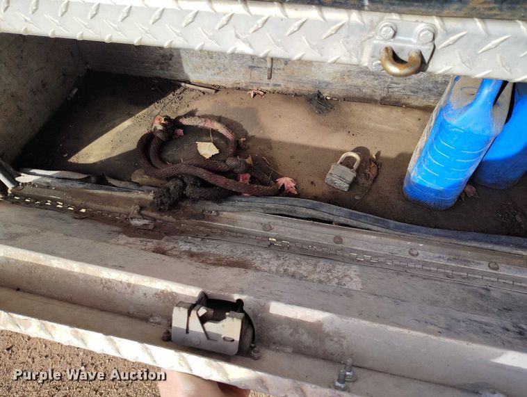 image for item IP9719 2000 Ford F450 Super Duty flatbed truck