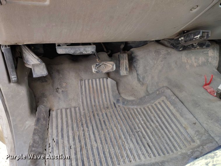 image for item IP9719 2000 Ford F450 Super Duty flatbed truck