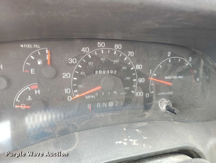 image for item IP9719 2000 Ford F450 Super Duty flatbed truck