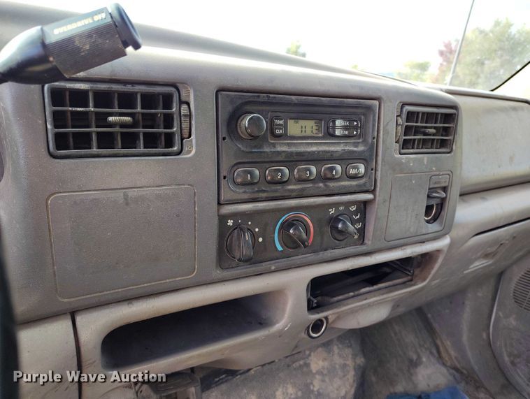 image for item IP9719 2000 Ford F450 Super Duty flatbed truck