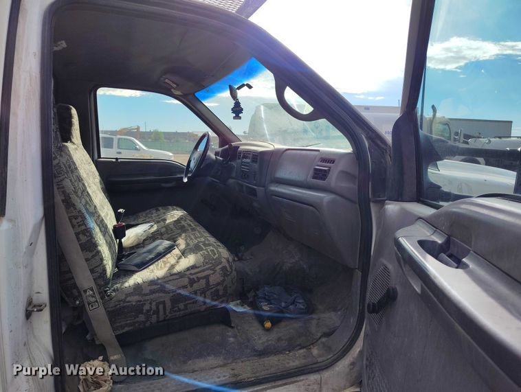 image for item IP9719 2000 Ford F450 Super Duty flatbed truck