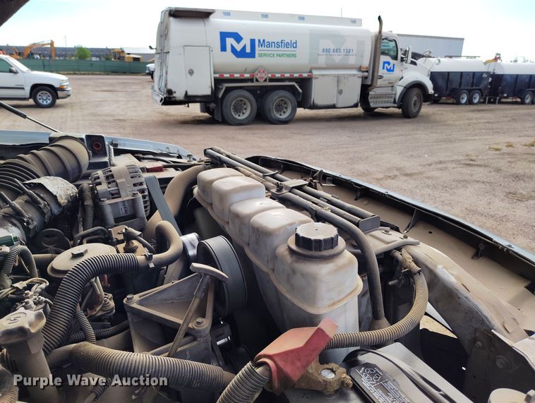 image for item IP9719 2000 Ford F450 Super Duty flatbed truck