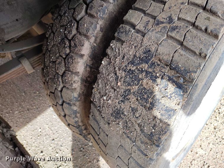 image for item IP9719 2000 Ford F450 Super Duty flatbed truck