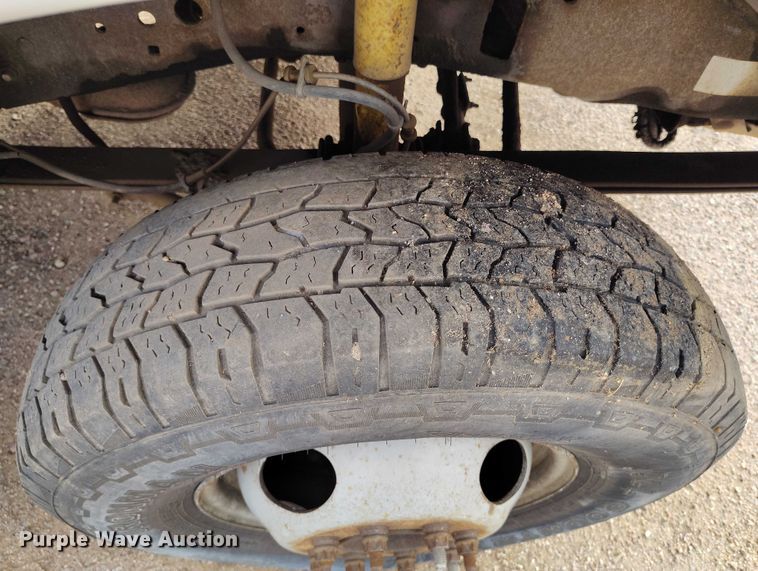 image for item IP9720 2000 Ford F350 Super Duty SuperCab dump flatbed pickup truck