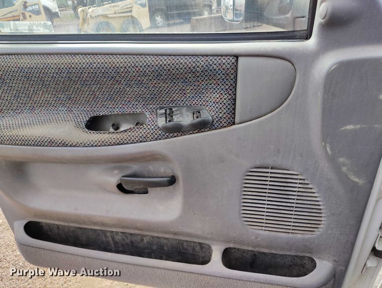 image for item IP9722 2002 Dodge Ram 2500 SLT pickup truck