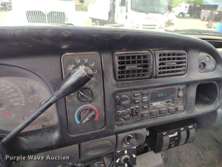 image for item IP9722 2002 Dodge Ram 2500 SLT pickup truck