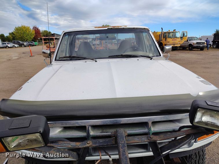 image for item IP9723 1997 Ford F250 XL pickup truck