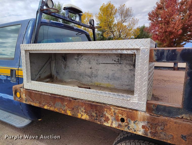 image for item IP9724 1999 Ford F550 Super Duty flatbed truck