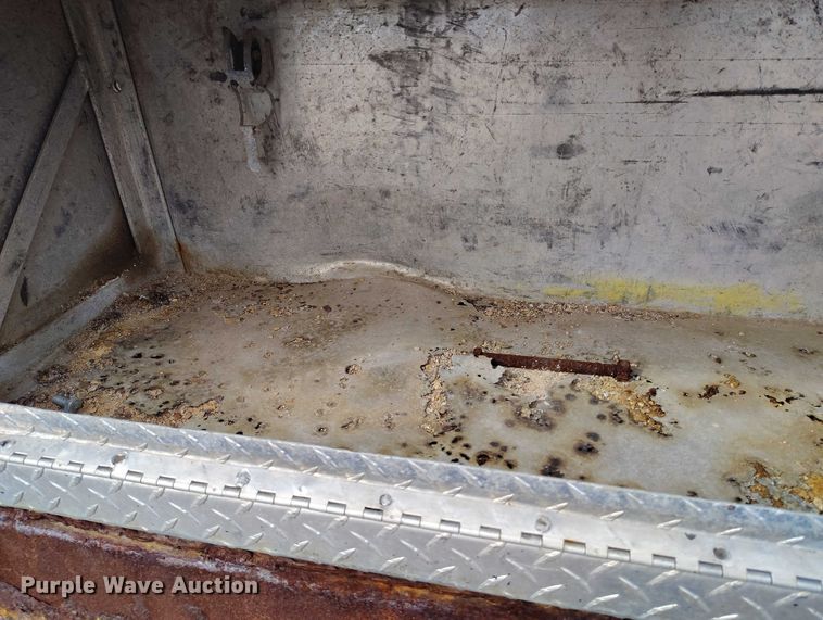 image for item IP9724 1999 Ford F550 Super Duty flatbed truck