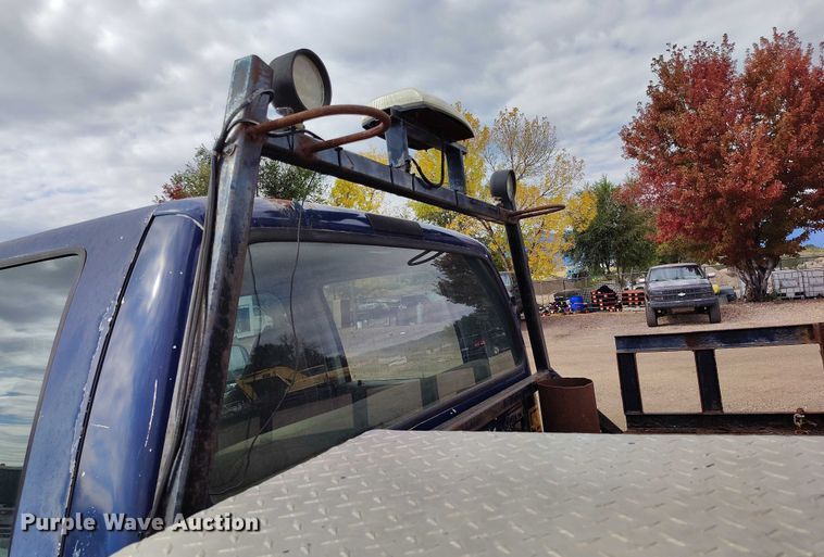 image for item IP9724 1999 Ford F550 Super Duty flatbed truck