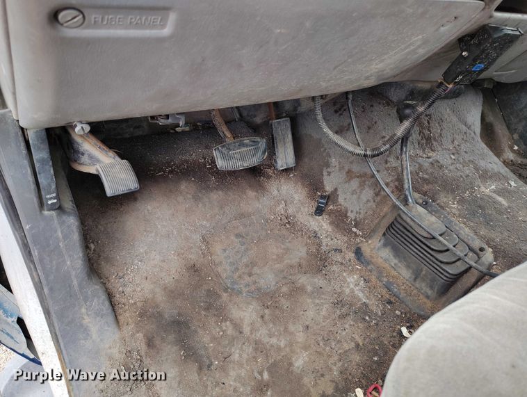 image for item IP9724 1999 Ford F550 Super Duty flatbed truck