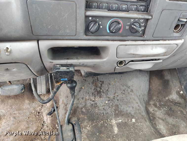 image for item IP9724 1999 Ford F550 Super Duty flatbed truck