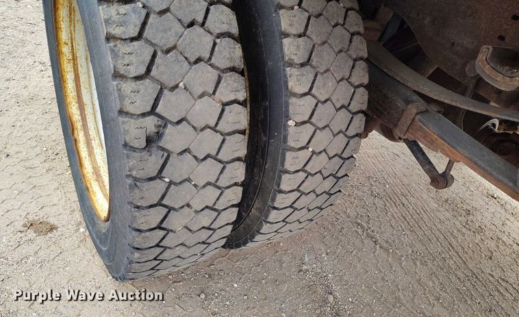 image for item IP9724 1999 Ford F550 Super Duty flatbed truck