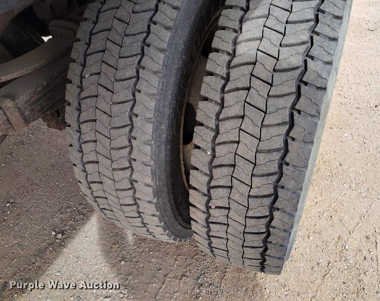 image for item IP9724 1999 Ford F550 Super Duty flatbed truck