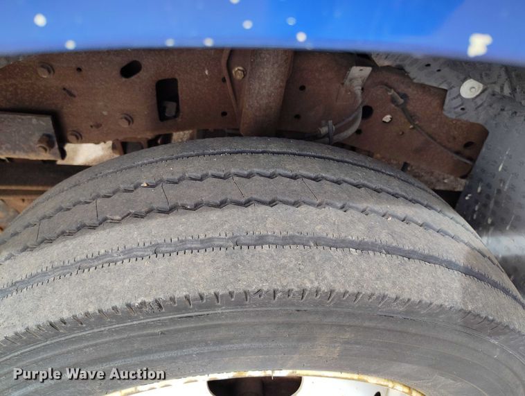 image for item IP9724 1999 Ford F550 Super Duty flatbed truck