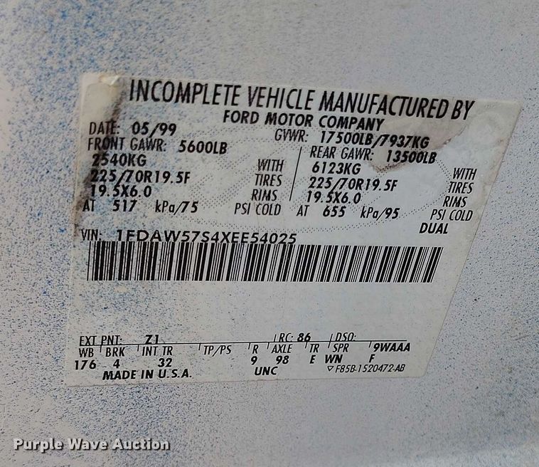 image for item IP9724 1999 Ford F550 Super Duty flatbed truck