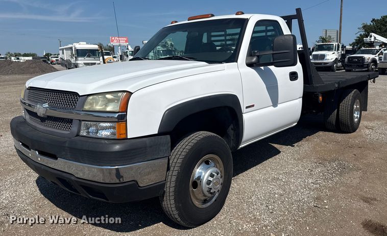 image for item NU9650 2004 Chevrolet Silverado 3500 flatbed pickup truck