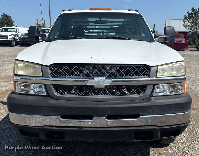image for item NU9650 2004 Chevrolet Silverado 3500 flatbed pickup truck