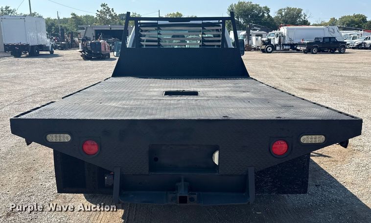 image for item NU9650 2004 Chevrolet Silverado 3500 flatbed pickup truck