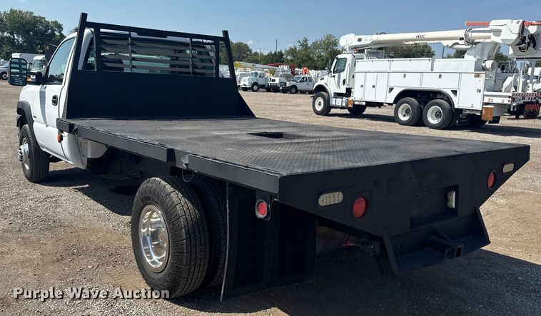 image for item NU9650 2004 Chevrolet Silverado 3500 flatbed pickup truck