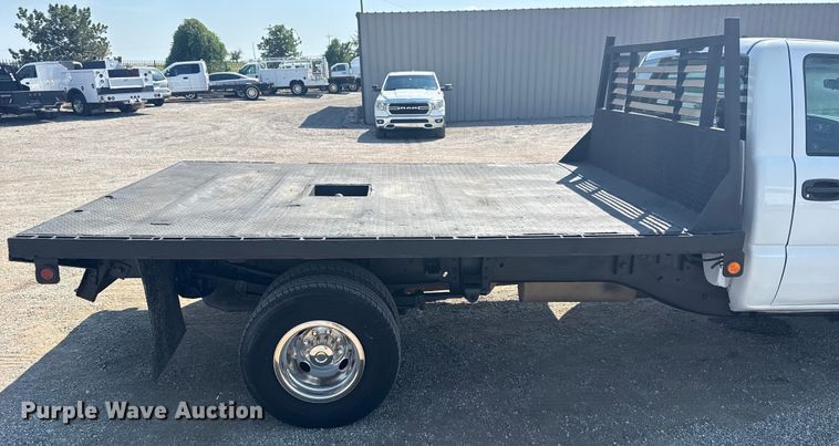 image for item NU9650 2004 Chevrolet Silverado 3500 flatbed pickup truck