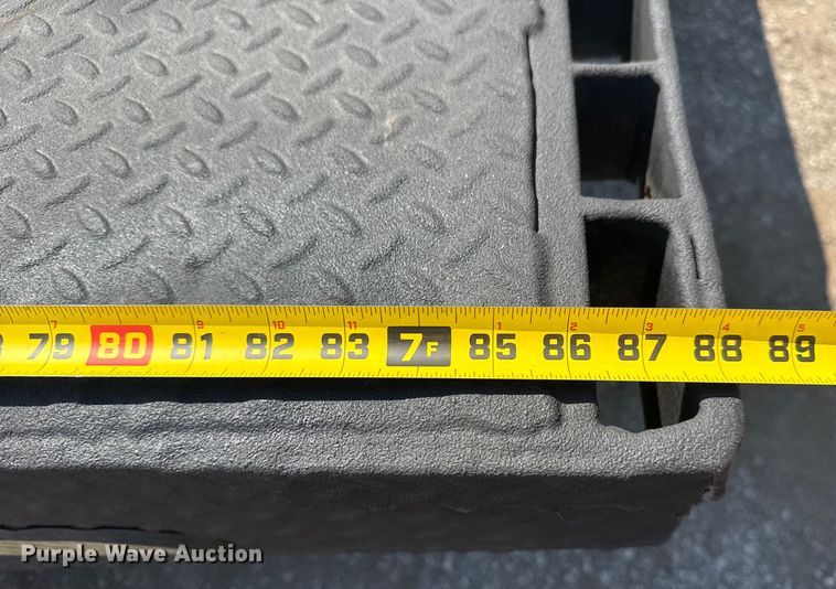 image for item NU9650 2004 Chevrolet Silverado 3500 flatbed pickup truck