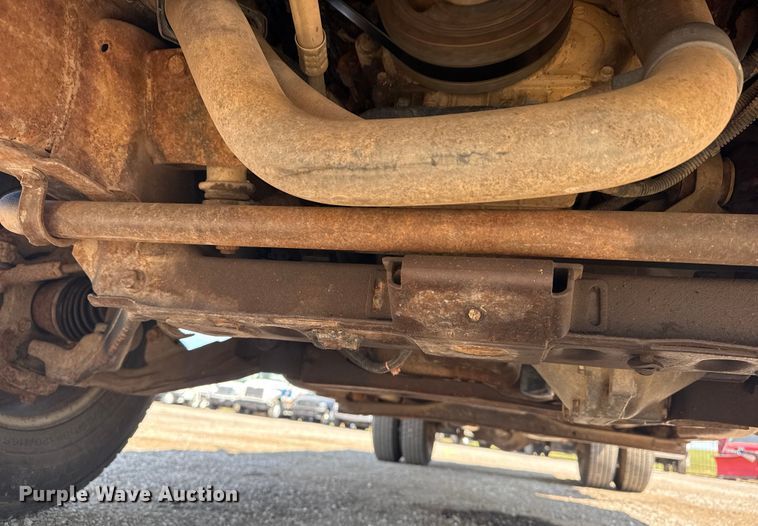 image for item NU9650 2004 Chevrolet Silverado 3500 flatbed pickup truck