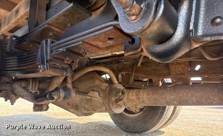 image for item NU9650 2004 Chevrolet Silverado 3500 flatbed pickup truck