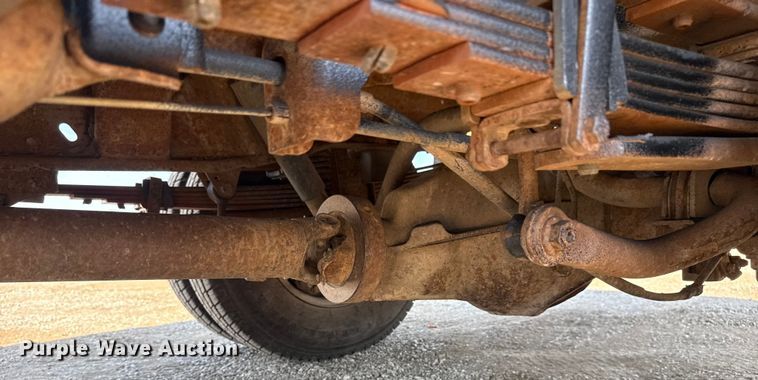 image for item NU9650 2004 Chevrolet Silverado 3500 flatbed pickup truck