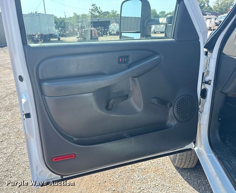 image for item NU9650 2004 Chevrolet Silverado 3500 flatbed pickup truck