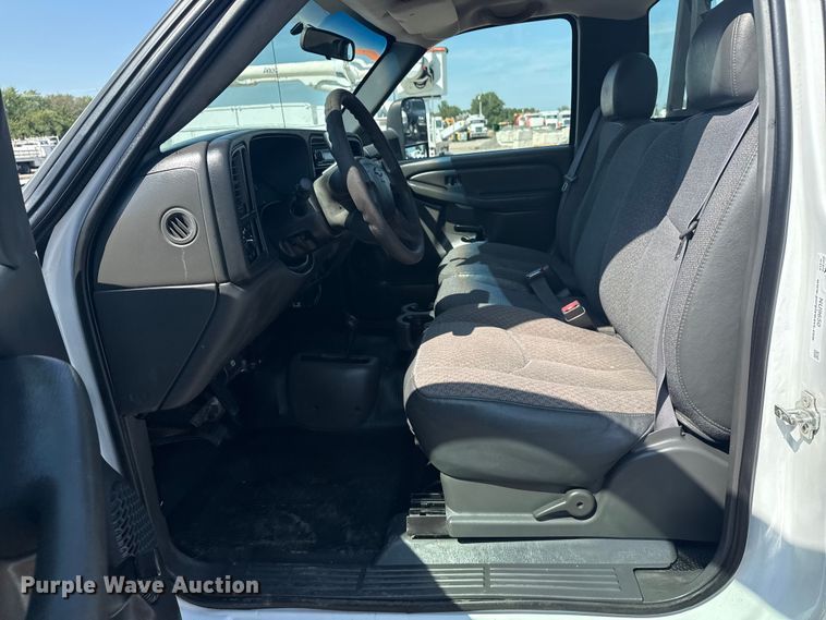 image for item NU9650 2004 Chevrolet Silverado 3500 flatbed pickup truck