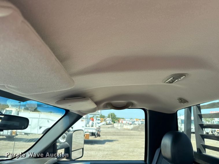 image for item NU9650 2004 Chevrolet Silverado 3500 flatbed pickup truck