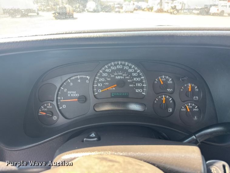 image for item NU9650 2004 Chevrolet Silverado 3500 flatbed pickup truck