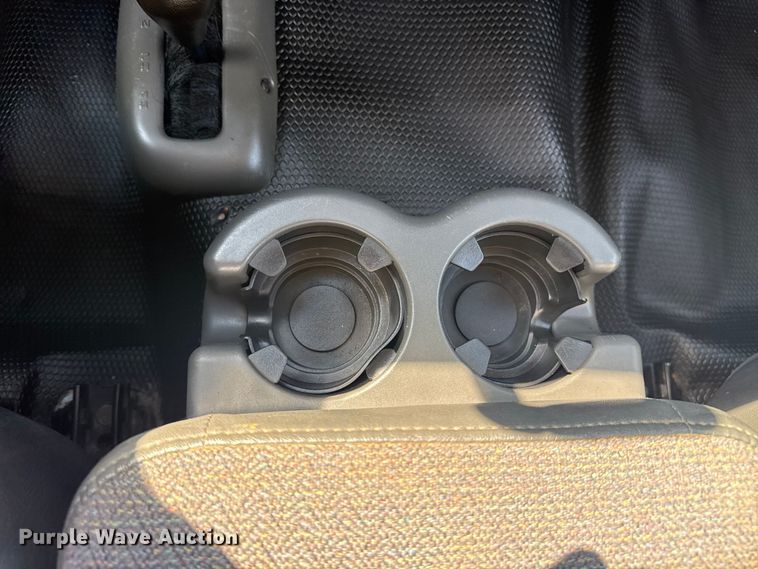 image for item NU9650 2004 Chevrolet Silverado 3500 flatbed pickup truck