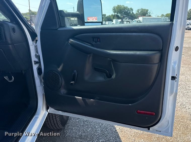 image for item NU9650 2004 Chevrolet Silverado 3500 flatbed pickup truck