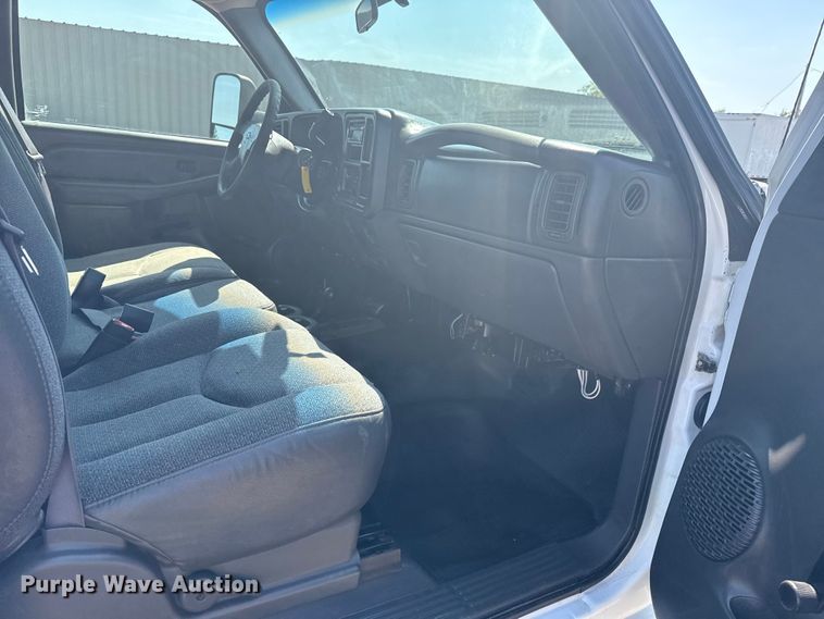 image for item NU9650 2004 Chevrolet Silverado 3500 flatbed pickup truck