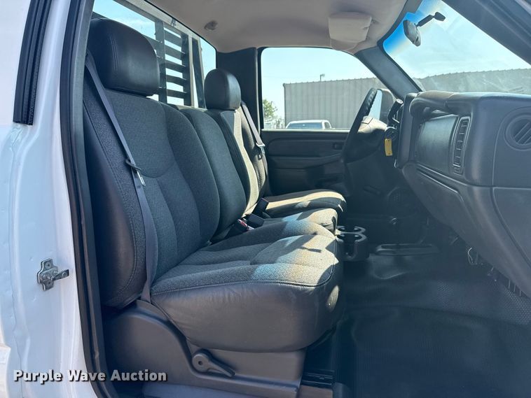 image for item NU9650 2004 Chevrolet Silverado 3500 flatbed pickup truck