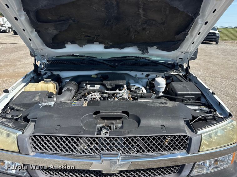 image for item NU9650 2004 Chevrolet Silverado 3500 flatbed pickup truck