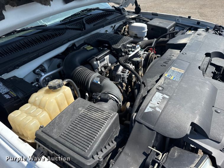 image for item NU9650 2004 Chevrolet Silverado 3500 flatbed pickup truck