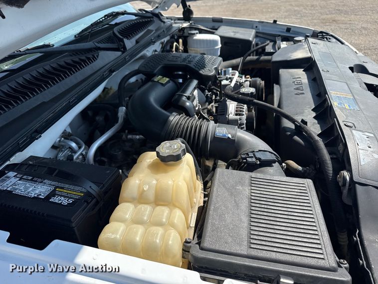 image for item NU9650 2004 Chevrolet Silverado 3500 flatbed pickup truck