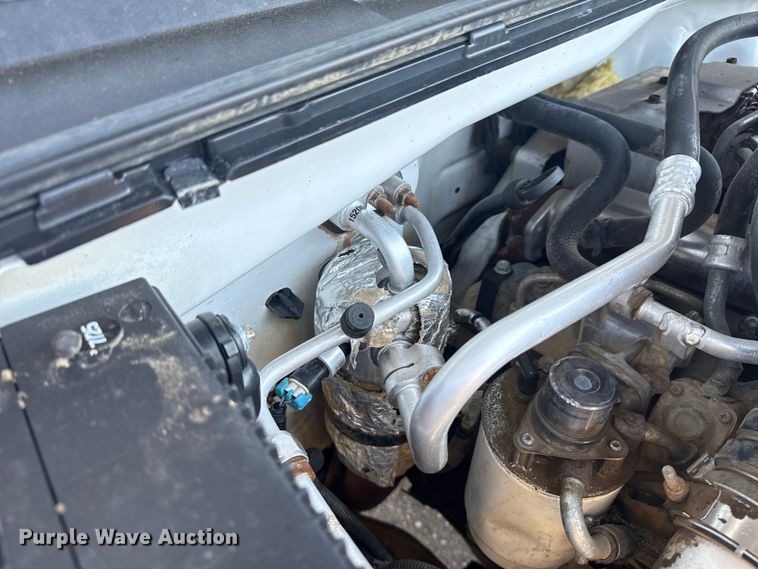 image for item NU9650 2004 Chevrolet Silverado 3500 flatbed pickup truck