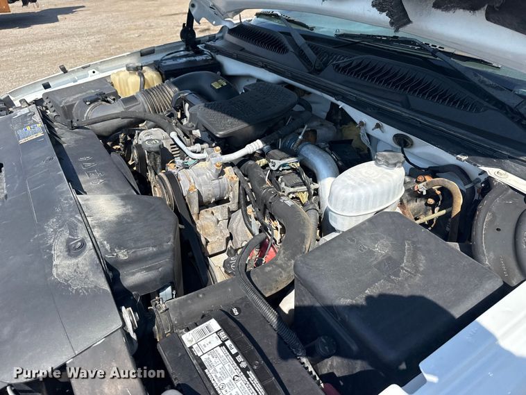 image for item NU9650 2004 Chevrolet Silverado 3500 flatbed pickup truck