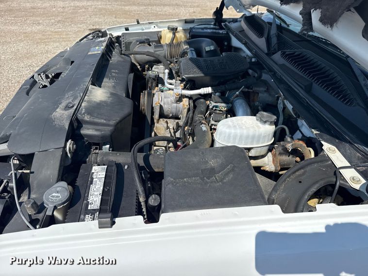 image for item NU9650 2004 Chevrolet Silverado 3500 flatbed pickup truck